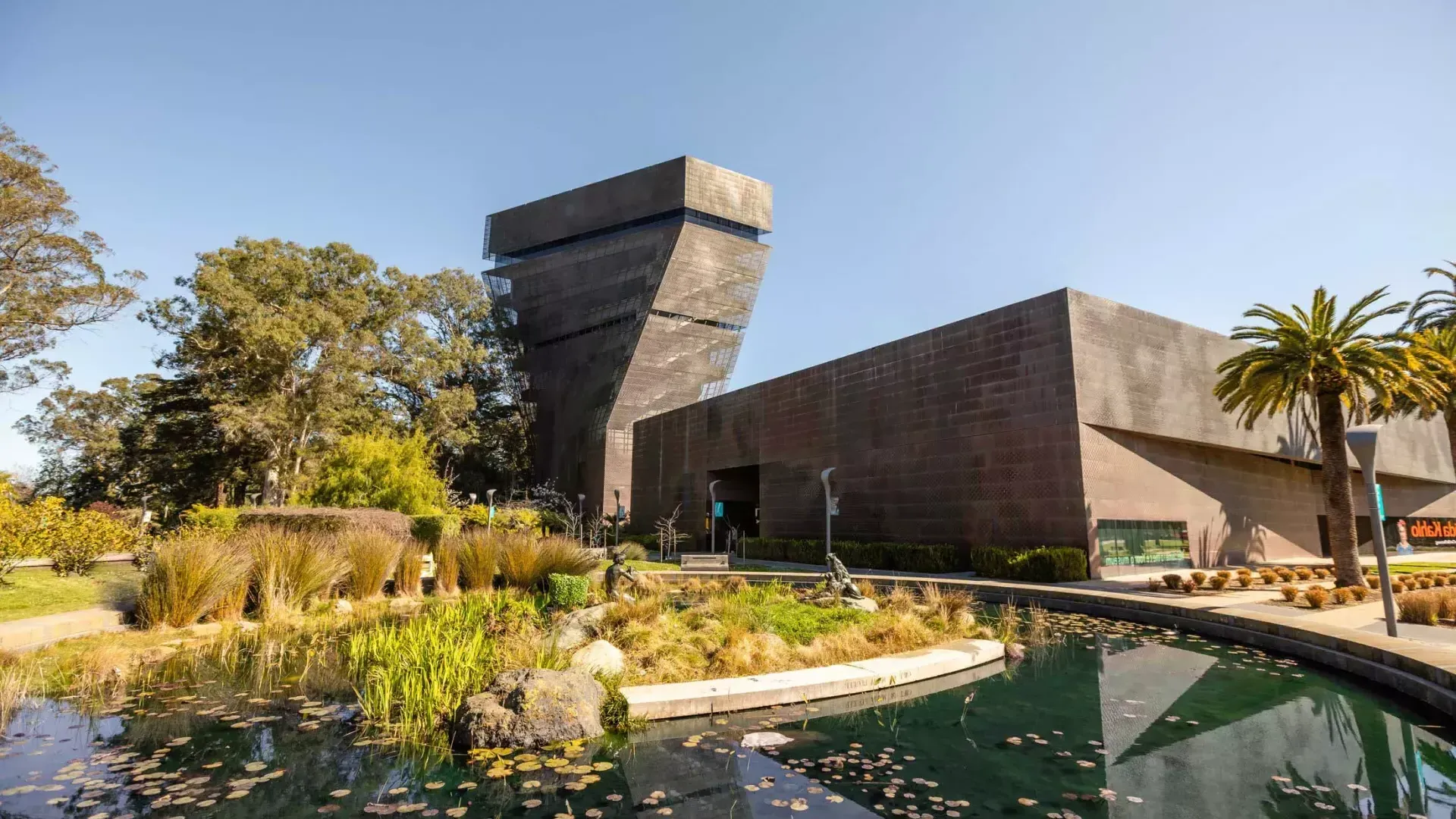 Außenansicht des modernen, eckigen de Young Museums. San Francisco, Kalifornien.