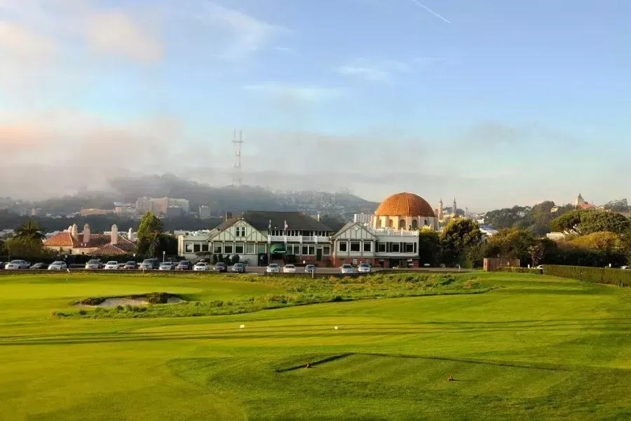 Los greens del campo de golf Presidio brillan en un día soleado de San Francisco.