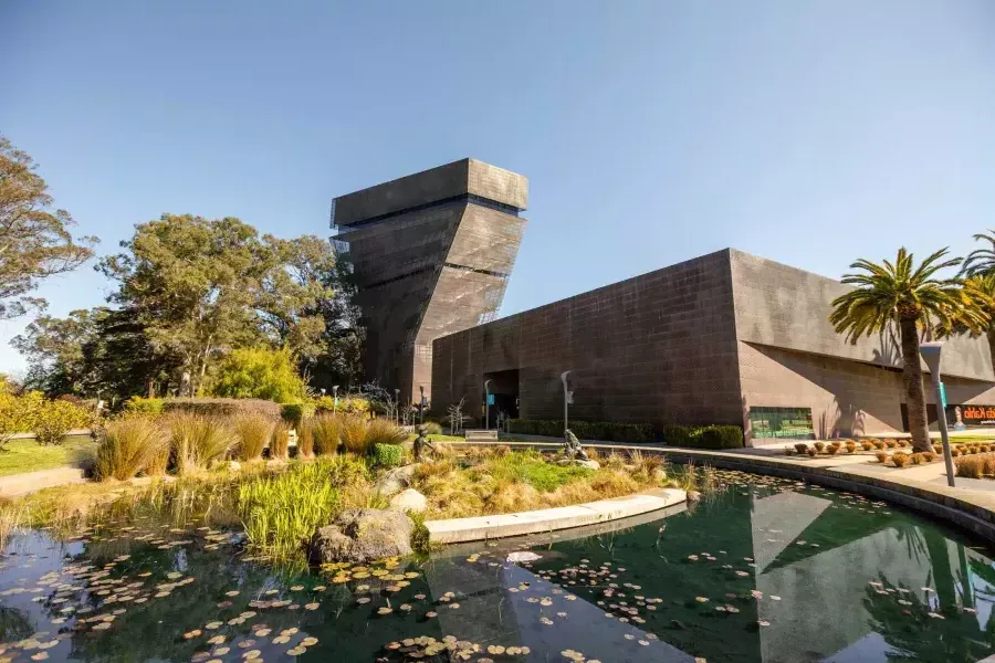 Exterior do moderno e angular Museu de Young. São Francisco, Califórnia.