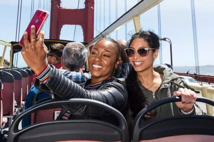 Des amis prennent des selfies sur le Golden Gate Bridge