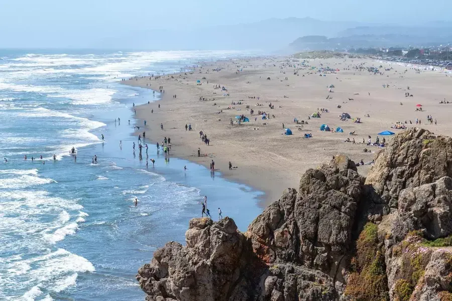 Vue sur Ocean Beach de San Francisco depuis les falaises.