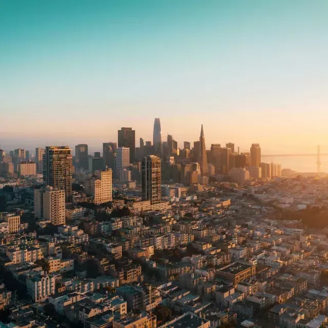 L’horizon de San Francisco est vu du ciel dans une lumière dorée.