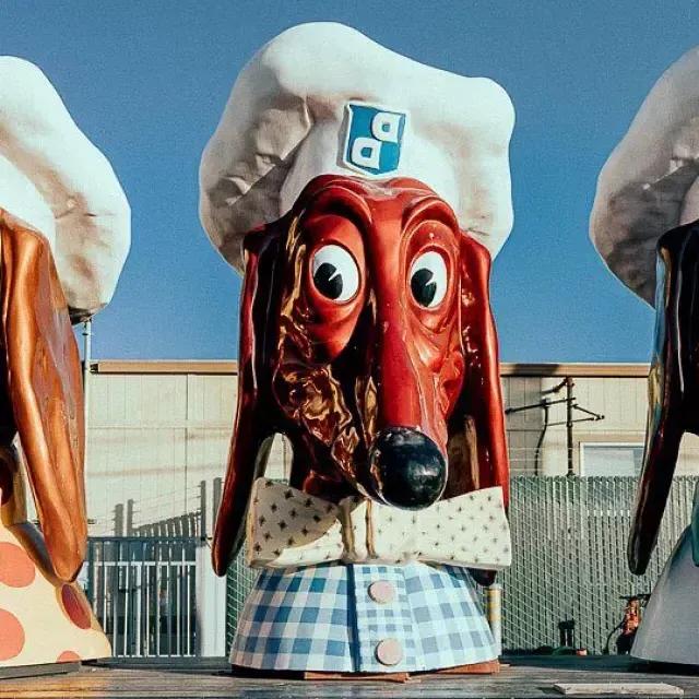 Três das famosas cabeças do Doggie Diner em exposição.