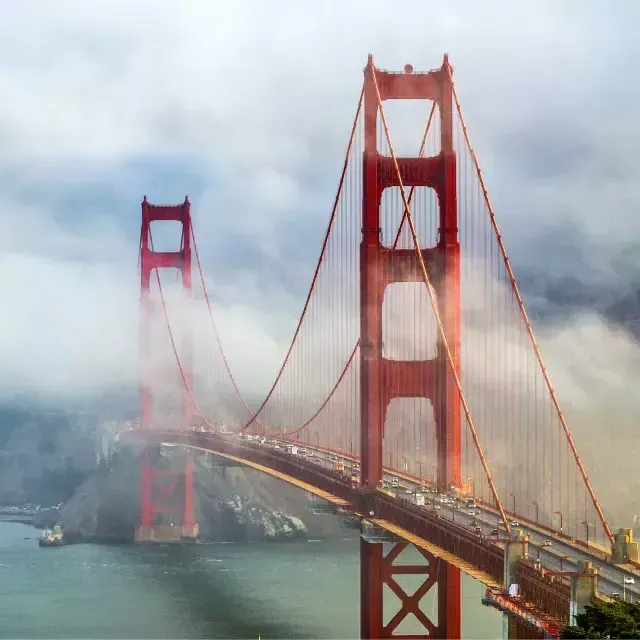 Golden Gate Bridge se asoma detrás de la niebla